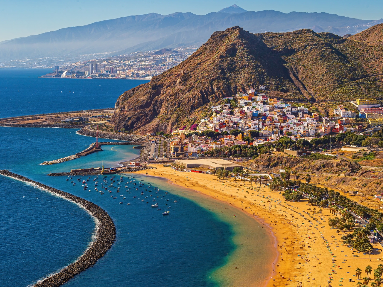 Playa de las Teresitas și golful din nordul insulei Tenerife, cu Teide în fundal