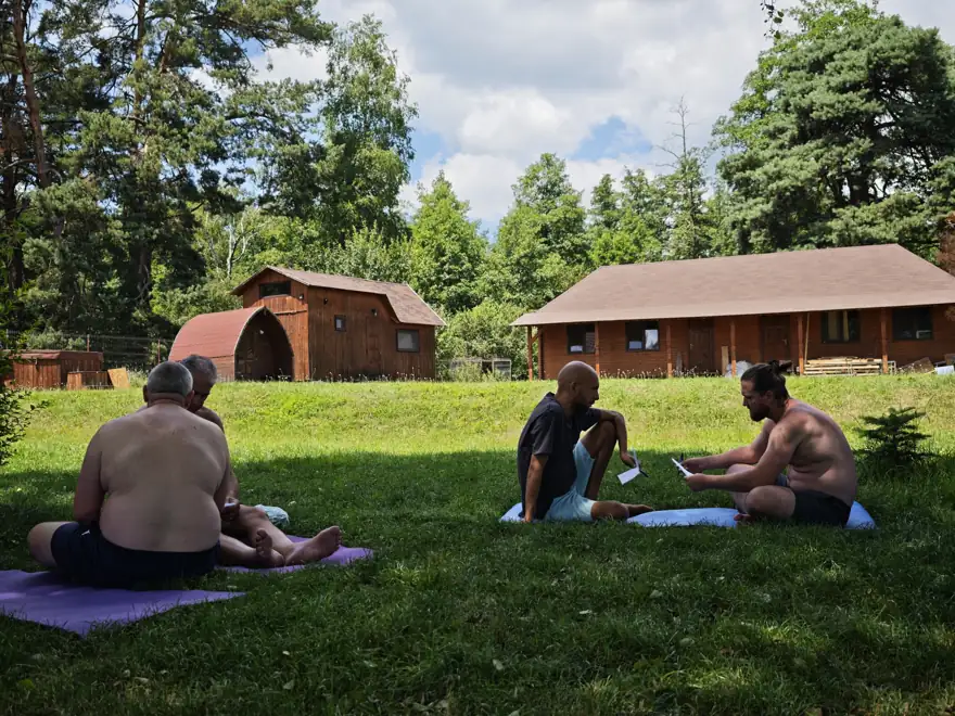 Grup de bărbați în natură