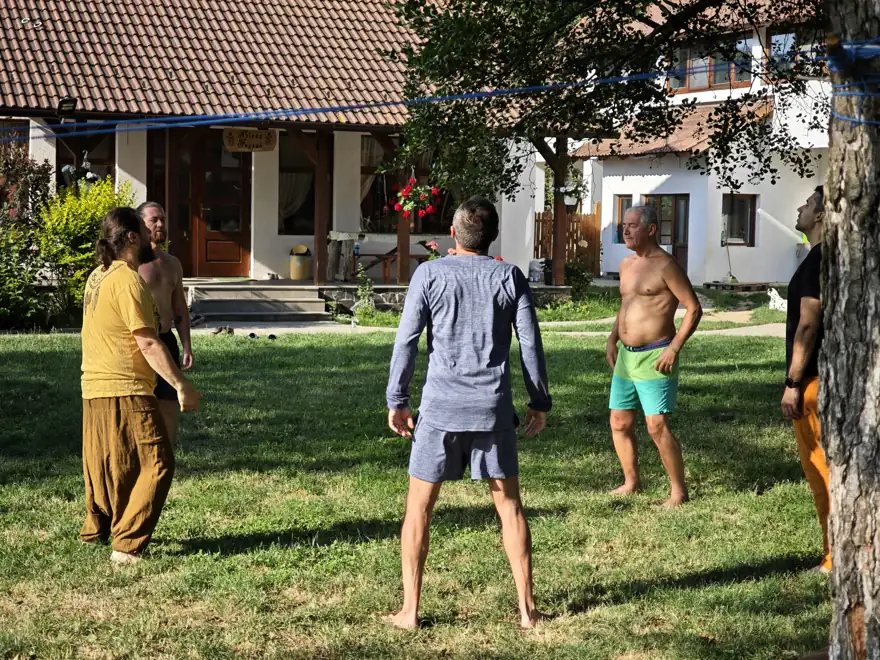 Bărbați în cerc, pe iarbă